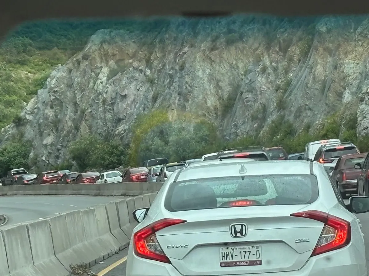 Accidente provoca desvíos en la carretera Real del Monte–Pachuca.