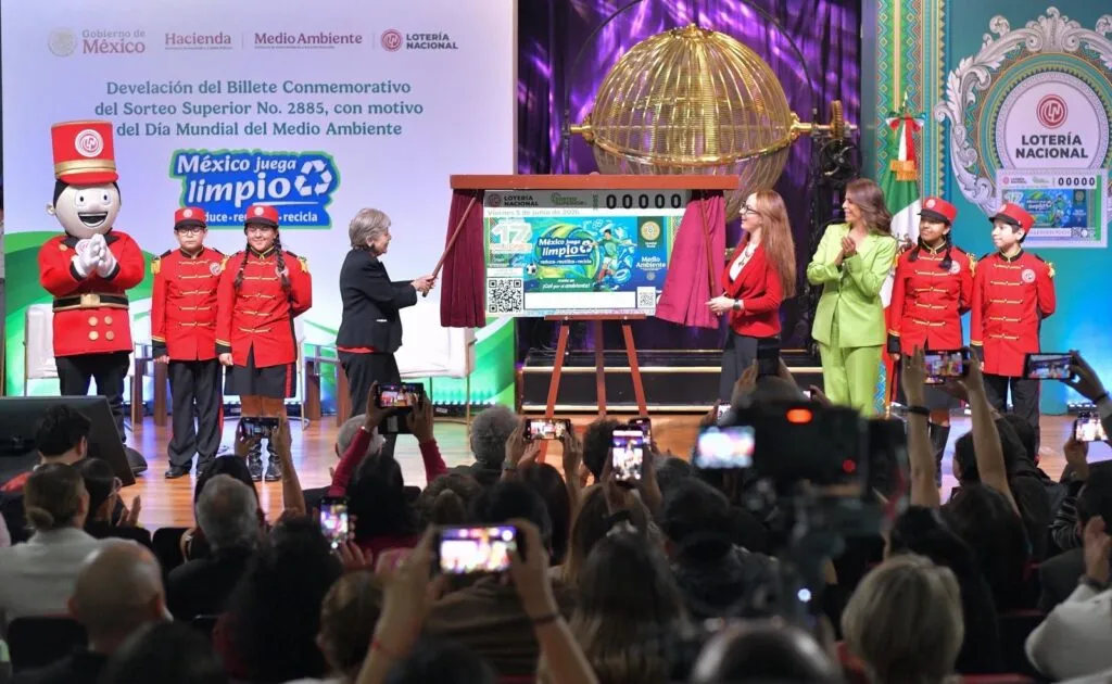Lotería Nacional presenta billete “México juega limpio” rumbo al Mundial 2026