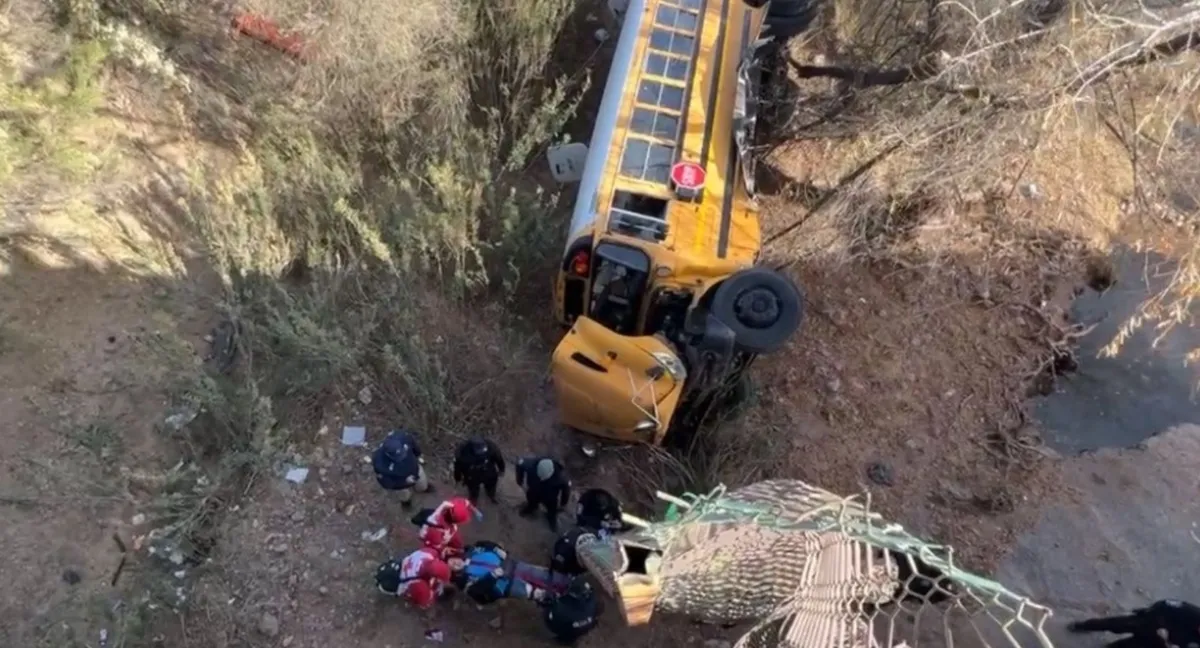 Se desbarranca camión de transporte de trabajadores en Nogales; 22 lesionados