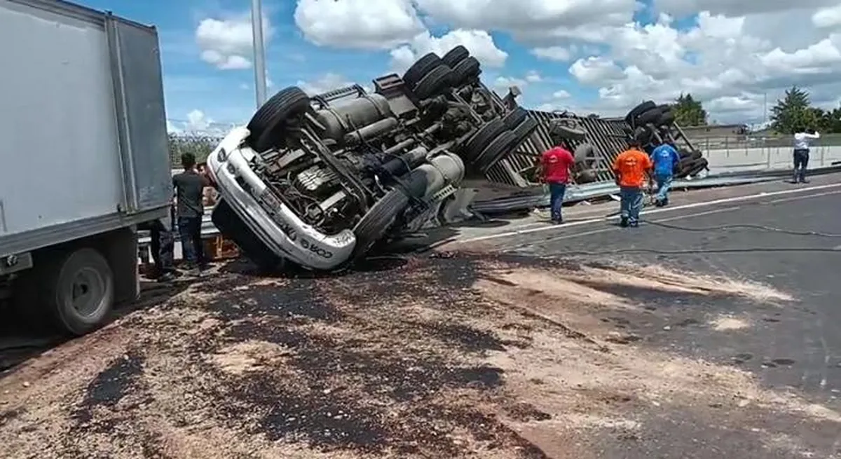 Vuelva tráiler en bulevar de acceso al AIFA