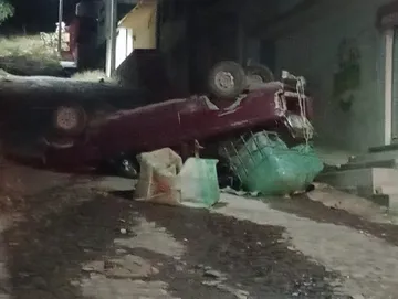 Tlahuelilpan: aseguran camioneta con huachicol tras volcadura