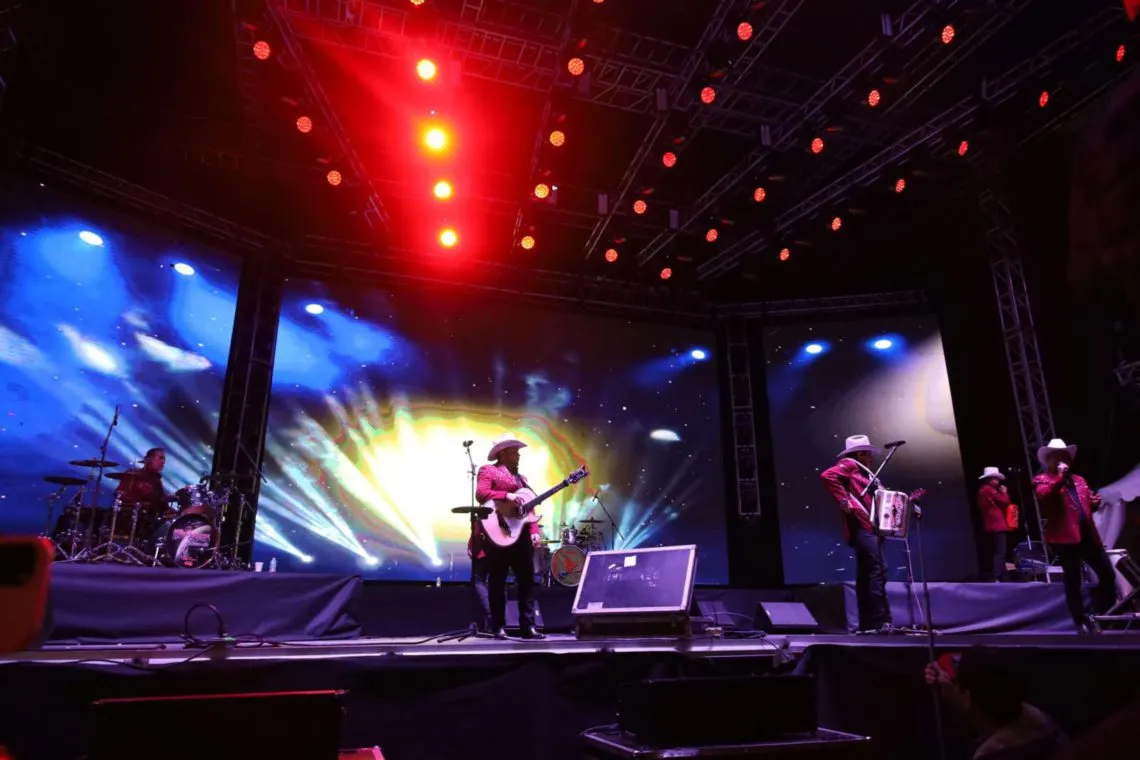 Los Cardenales e invasores de Nuevo León, ponen a cantar y bailar a sus fans en Teatro del Pueblo