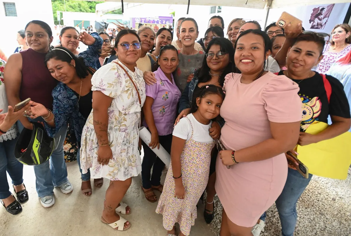 La presidenta Claudia Sheinbaum en compañía de mujeres en Campeche