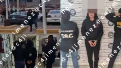 Momento en que Ericka “N”, jefa de banda de ladrones de autobuses, es detenida en un operativo en la México-Puebla.