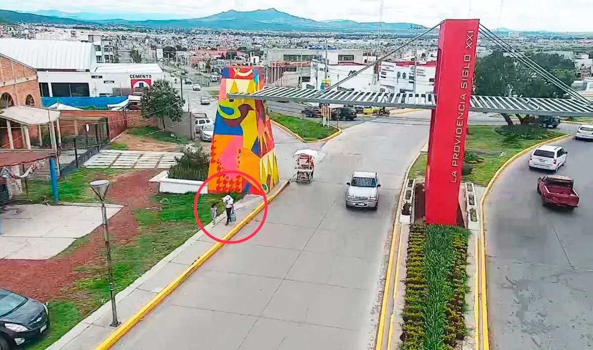 Ayudan a regresar a casa a abuelo y nieta que se extraviaron en Pachuca