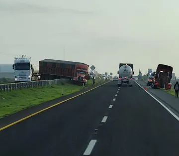 Tráiler provoca afectaciones viales en la autopista México-Tuxpan