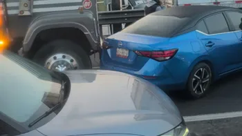 Choque entre auto y tráiler en la autopista México-Pachuca.