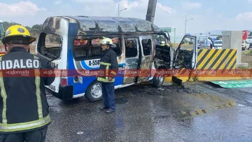 VIDEO | Urvan choca y se incendia en Supervía Colosio