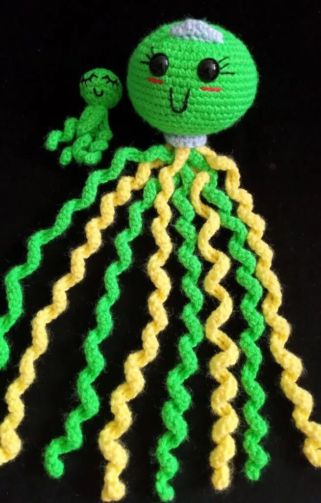 Artesanía y protesta: Iris Yomara Luz Ramírez borda pañuelos y gorras para el 8M