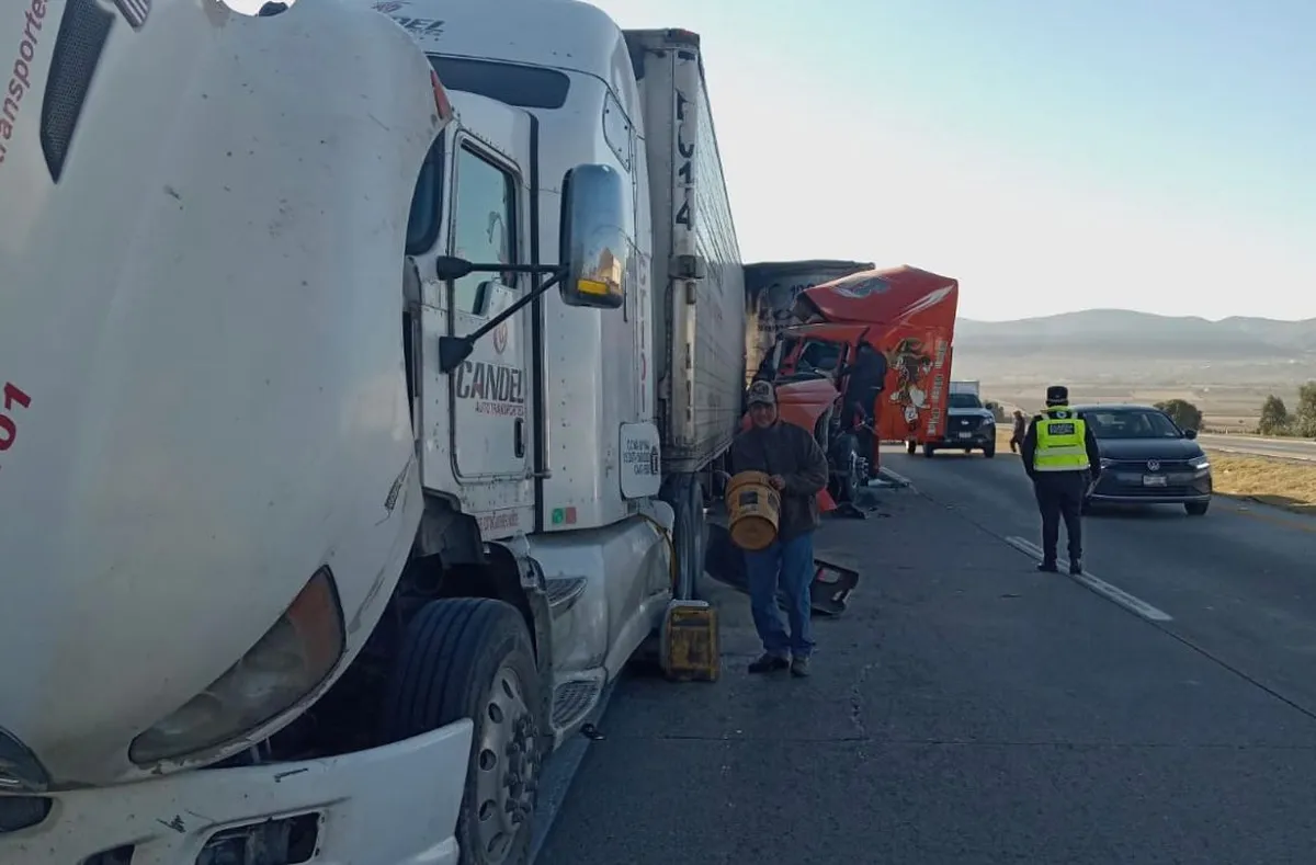 Arco Norte: dos tractocamiones se impactan, un lesionado