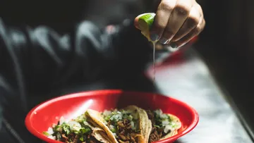 Los tacos de tripa son un platillo típico mexicano con valor nutricional, pero deben consumirse con precaución por su contenido graso.