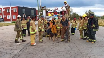 Bomberas rescatan a un perrito atrapado en un drenaje