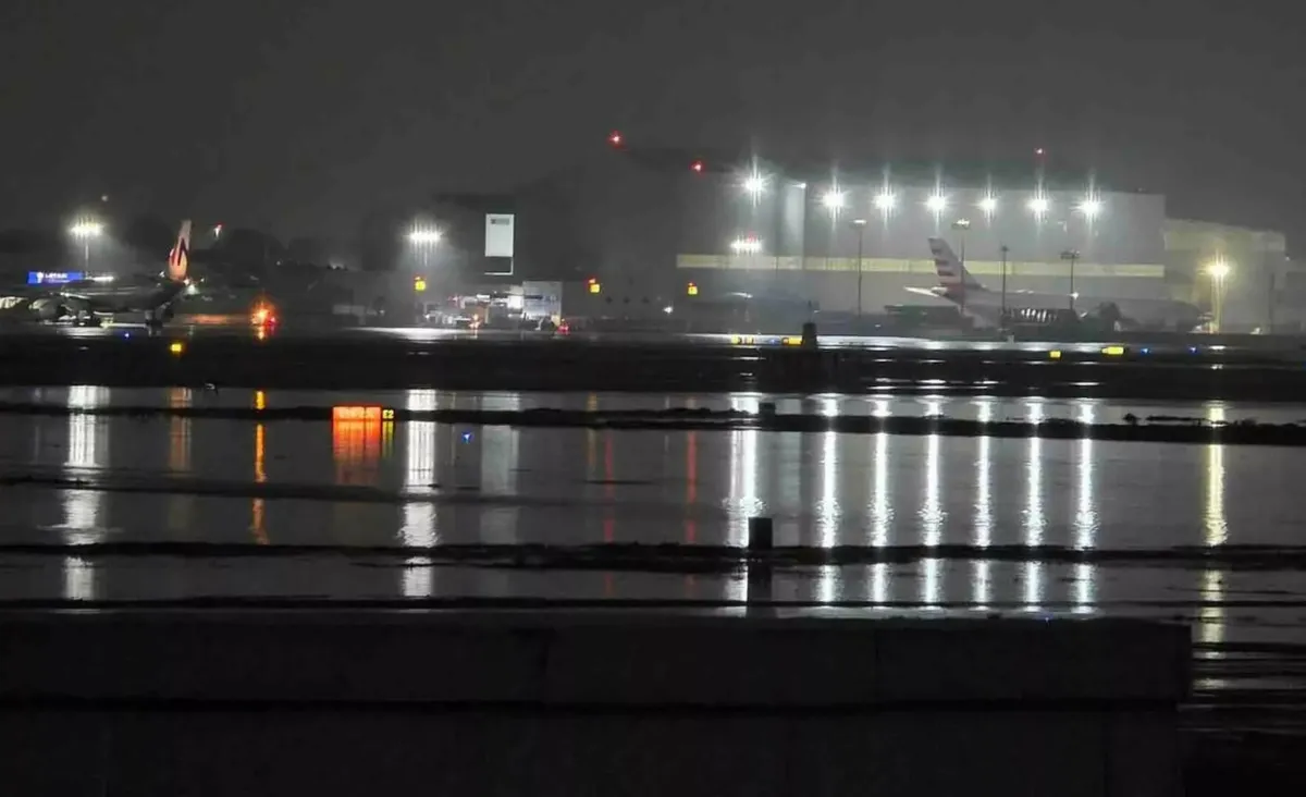 Torre de control del AICM impactada por rayo suspende operaciones