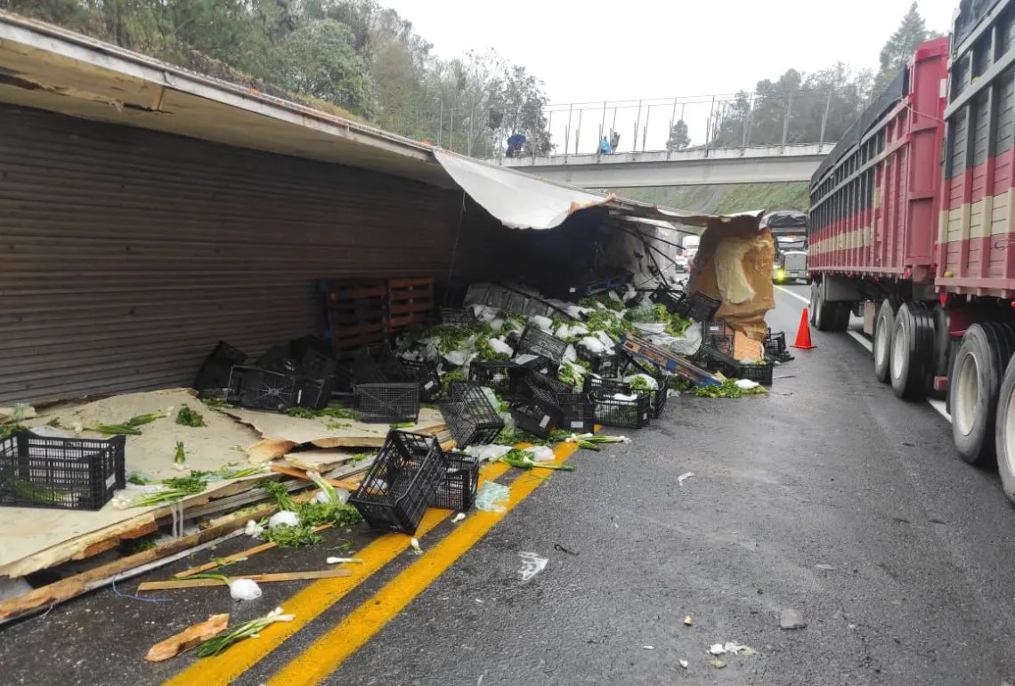 Tráiler se queda sin frenos, choca y se incendia sobre la México-Tuxpan