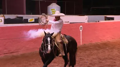 Charros compitiendo en el lienzo Cuna de la Charrería de Pachuca durante la final 2026.
