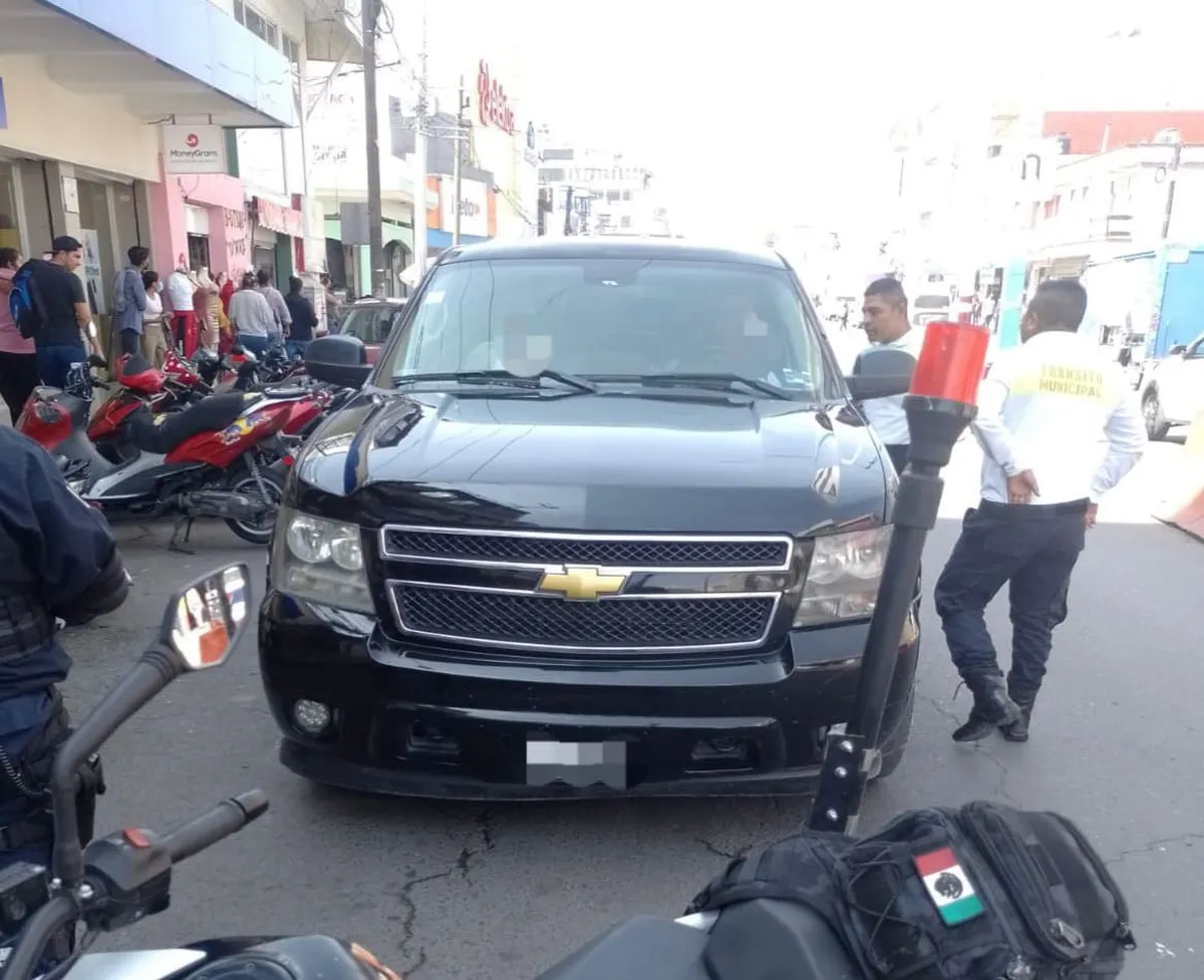 Detienen en Tizayuca camioneta de lujo con códigos policiales