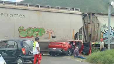 Automóvil impactado por un tren en un cruce ferroviario de la carretera Apan–Emiliano Zapata.