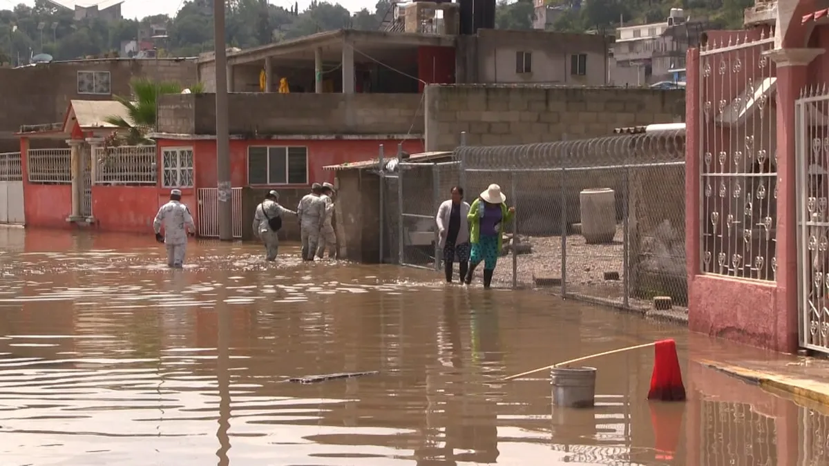 Evacuan por cuarta vez en Tula; calle 3 culturas se anegó