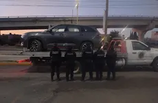 Policía recupera camioneta con reporte de robo en plaza Gran Sur, Mineral de la Reforma.