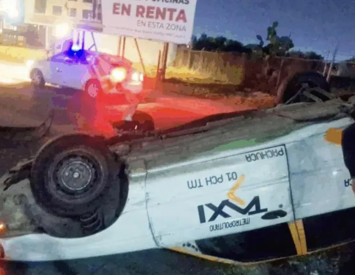 Taxi volcado en el bulevar Nuevo Hidalgo