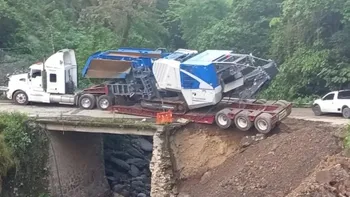 Luego de intensas maniobras con grúas, fue liberado el paso en Piedras Negras en Hidalgo.