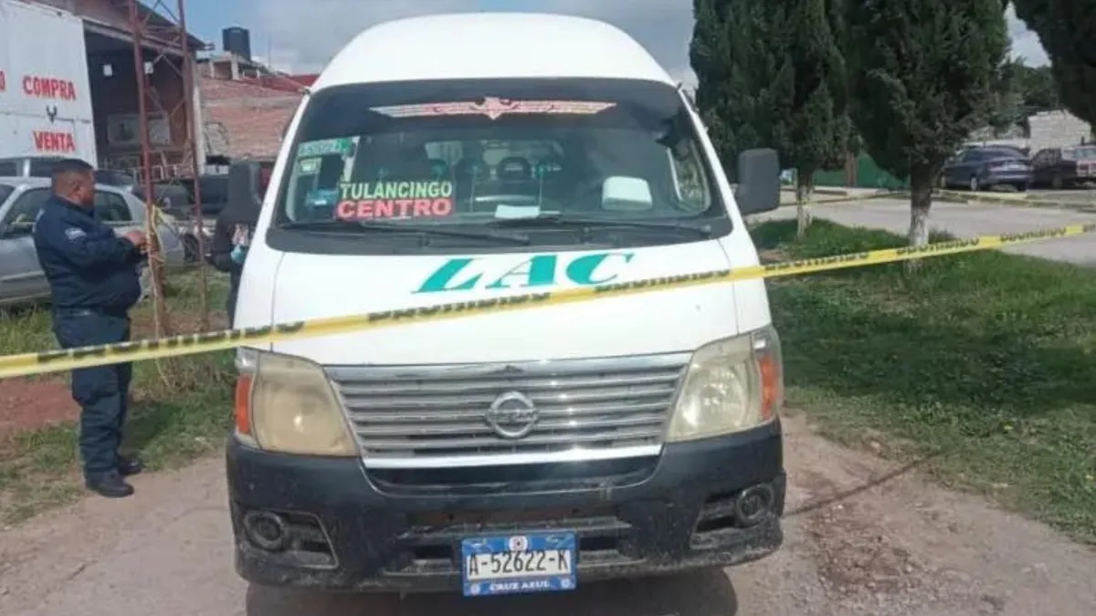 Unidad de transporte público en Cuautepec donde falleció un pasajero.