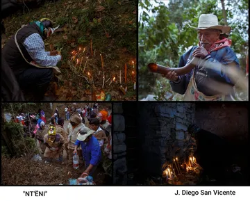 J. Diego San Vicente con fotografías del ritual otomí Nt'ëni en Huehuetla.