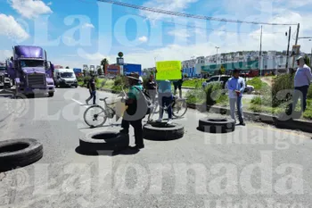 Granaderos liberan bloqueo