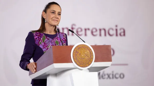 Sheinbaum viaja a España para reunión de líderes progresistas enfocada en paz y cooperación.