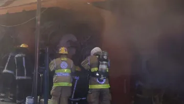 Bomberos controlan incendio en el Mercado Primero de Mayo de Pachuca.