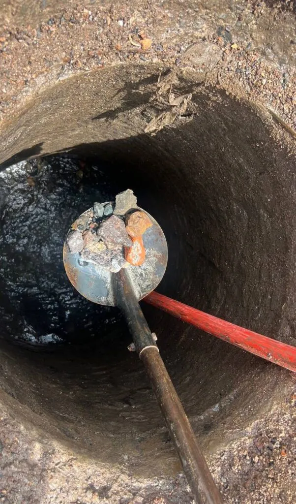 Caasim detecta daños en drenaje de la colonia Rojo Gómez y sustituye tubería afectada