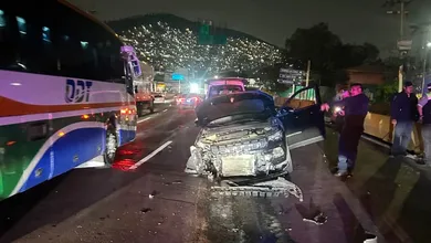 Paramédicos atienden accidente vehicular en la autopista México-Pachuca.
