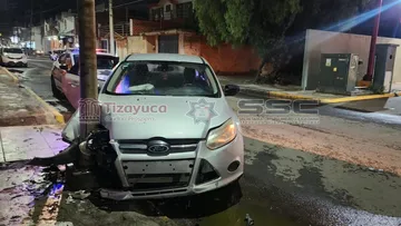 Auto choca contra poste en Tizayuca
