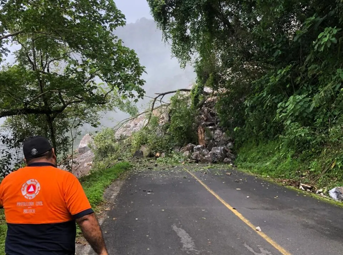 Derrumbe de tierra incomunica a Pisaflores y comunidades de Chapulhuacán