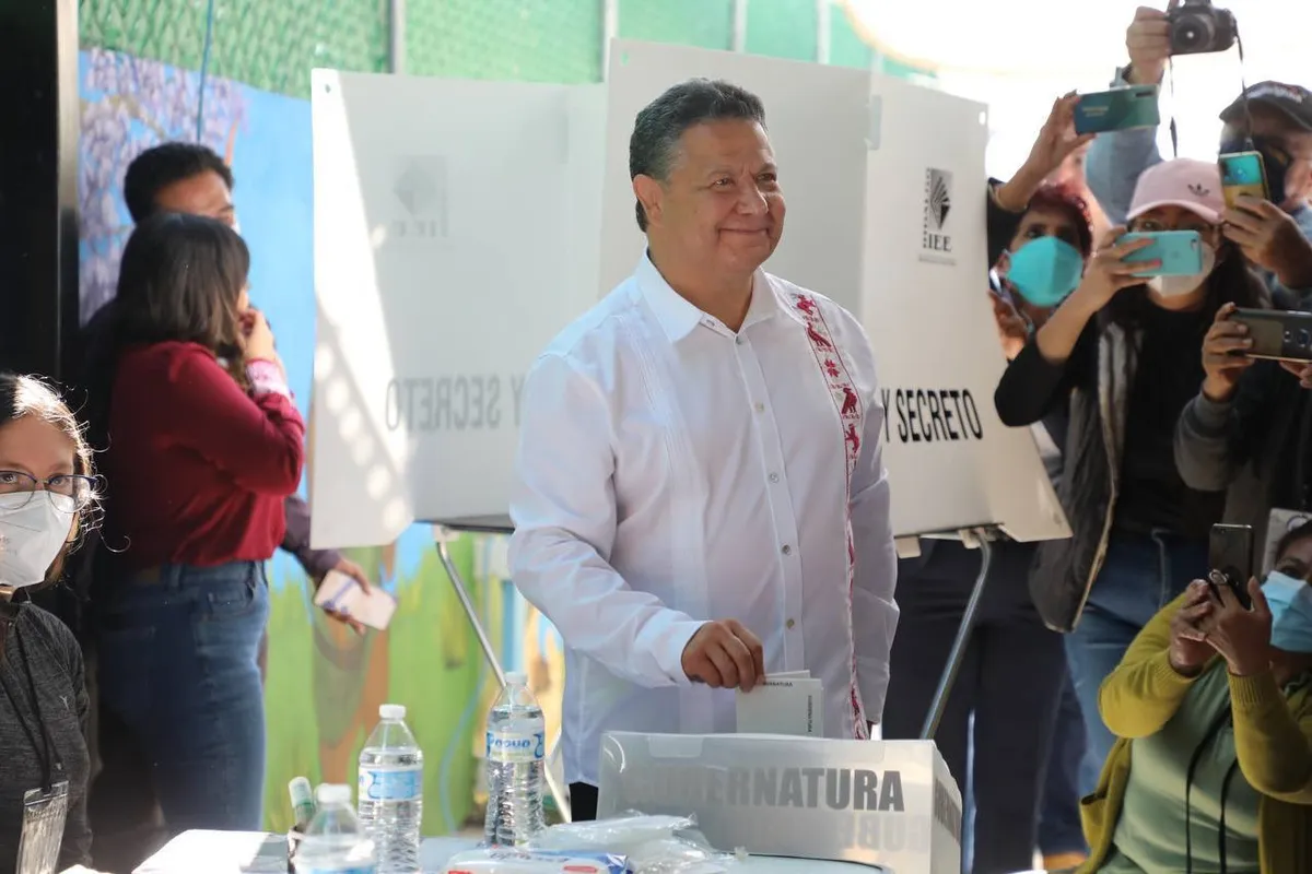 Atiende Julio Menchaca peticiones vía redes sociales