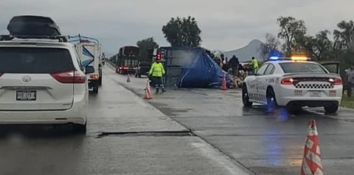 Autopista Arco Norte: vuelca camión con verduras rumbo a Tula