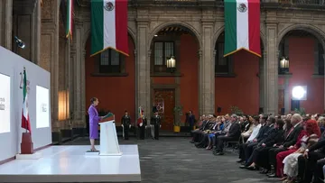 La presidenta Claudia Sheinbaum presenta los resultados económicos durante su Segundo Informe de Gobierno en Palacio Nacional.