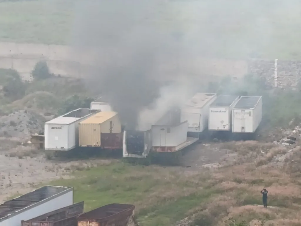 Incendio consume cajas de un tractocamión en Tulancingo; moviliza a bomberos y policías