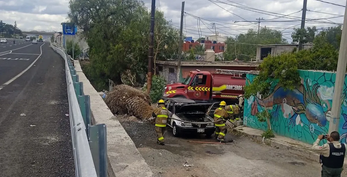 Se incendia taxi a un costado de la autopista México-Pachuca