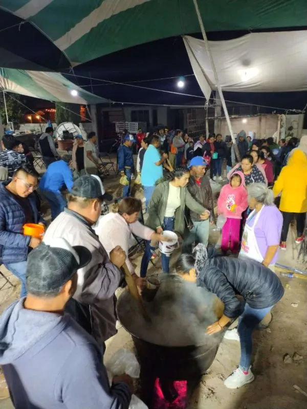 Ixmiquilpan: familias reparten más de 16 mil tamales a pobladores de la región