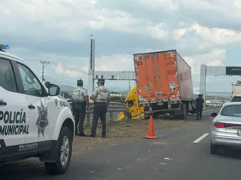 Tractocamion se sale de la autopista México Pachuca y genera trafico