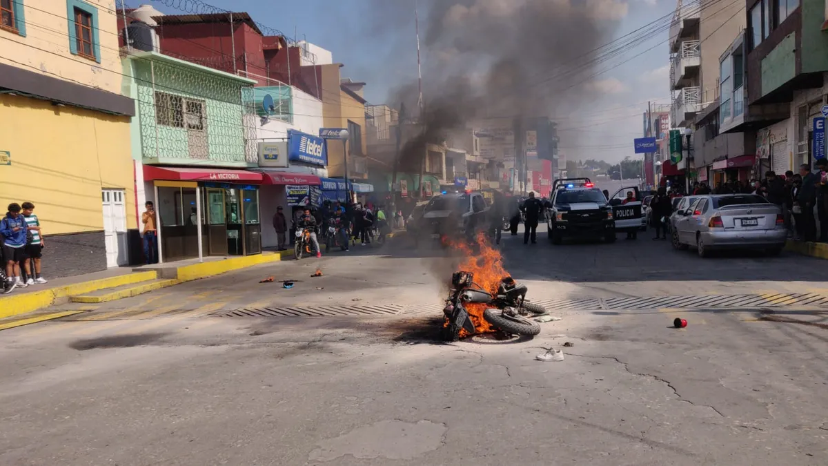 Tula: queman patrulla para exigir justicia por joven que murió tras salir de barandillas