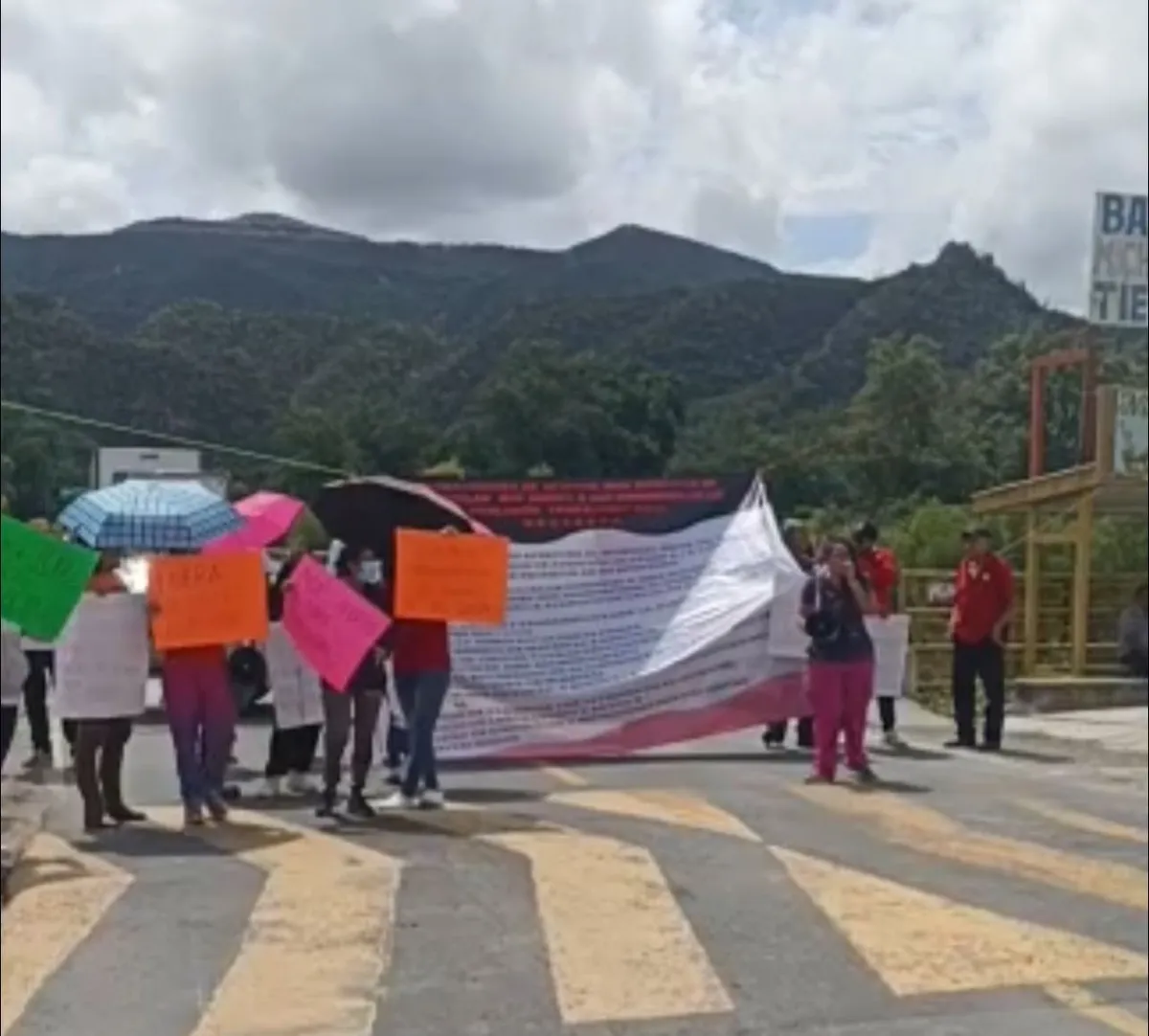 Trabajadores del Hospital IMSS Bienestar en Metztitlán protestan por falta de insumos; bloquean carretera