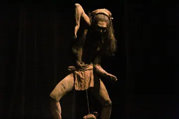 Artistas presentan una función de teatro físico en el Centro Cultural del Ferrocarril.