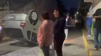Auto volcado en la calle Aldama, centro de Zimapán.