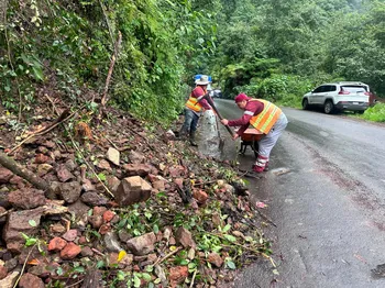 retira derrumbes sobre una carretera afectada