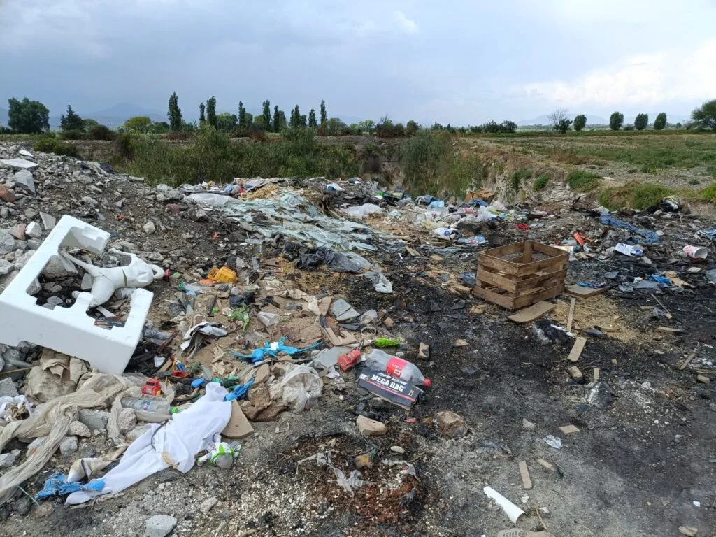 Acusan tiradero clandestino en Tlaxcoapan cerca del Arco Norte