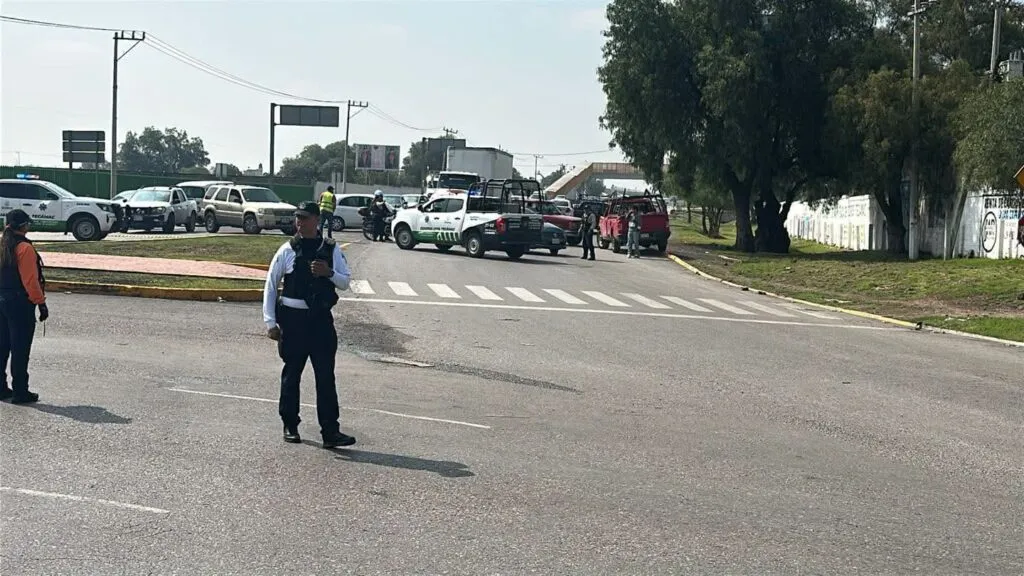Vecinos bloquean acceso a la autopista México-Pachuca en Tecámac por falta de agua