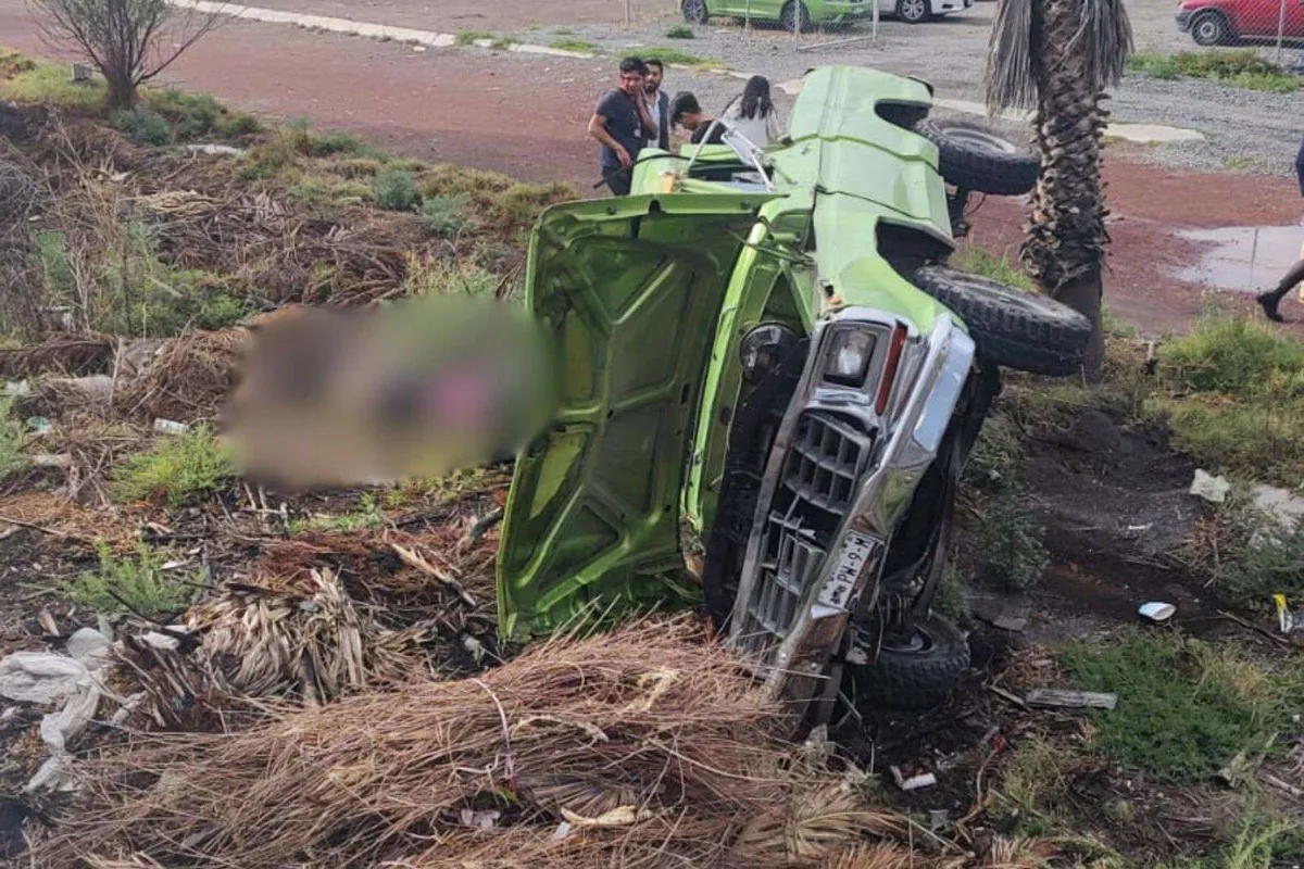 Camioneta vuelca sobre bulevar Colosio de Pachuca, hay una persona fallecida