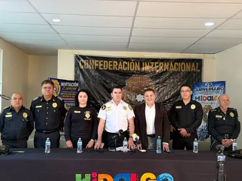 Motociclistas realizan exhibición de acrobacias durante evento en Plaza Juárez de Pachuca.